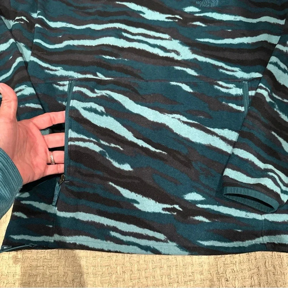 THE NORTH FACE WOMENS PULLOVER SWEATER TURTLE
NECK MEDIUM GREEN ANIMAL
PRINT - Picture 2 of 13